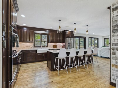 Spacious Sleeps 18+ 6-bedroom house with movie theatre, sports court, huge yard