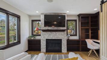 Smart TV, fireplace