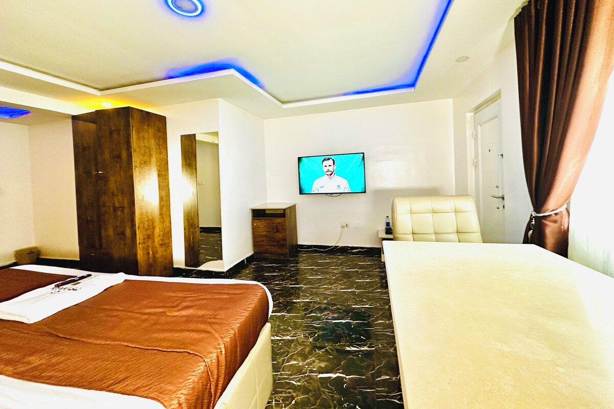 Superior Room | Desk, laptop workspace, WiFi (free), bed sheets