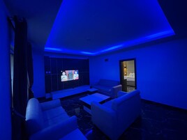 Habitación superior | Zona de estar | Una televisión