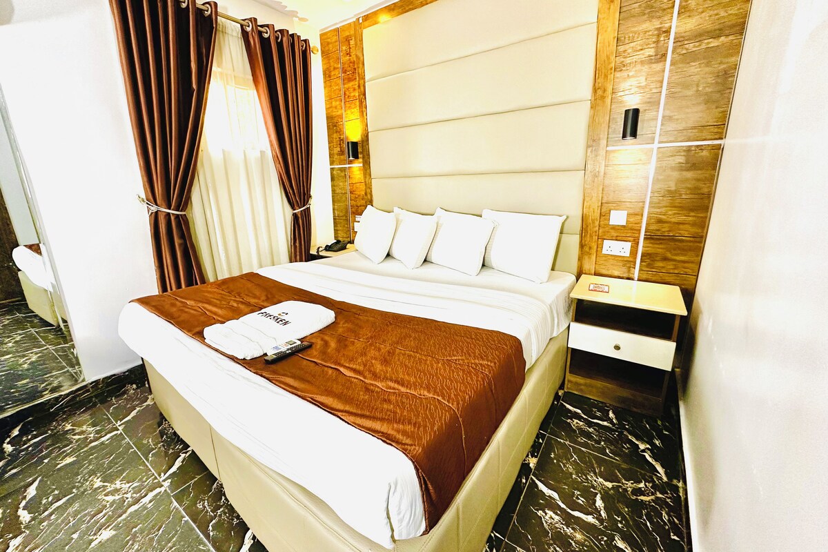 Executive Room | Desk, laptop workspace, WiFi (free), bed sheets