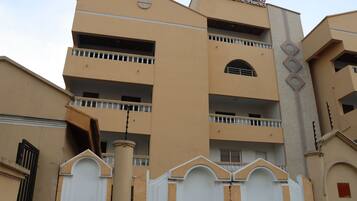 Un hotel de varios pisos con balcones, una entrada principal destacada y un cartel que indica que es un establecimiento de 4 estrellas.