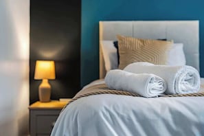 3 habitaciones, tabla de planchar con plancha, wifi y ropa de cama