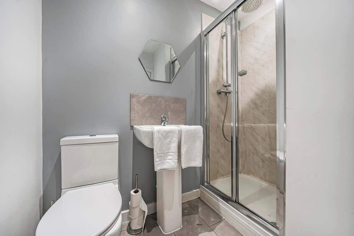 Shower, towels