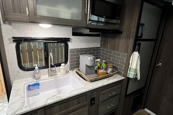 Réfrigérateur, micro-ondes, plaque de cuisson, cafetière/bouilloire