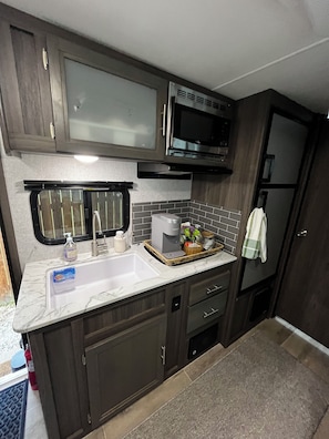 Geladeira, micro-ondas, cooktop, cafeteira/chaleira