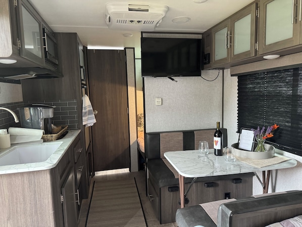 Geladeira, micro-ondas, cooktop, cafeteira/chaleira