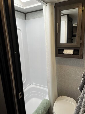 シャワー、タオル、石鹸、トイレットペーパー