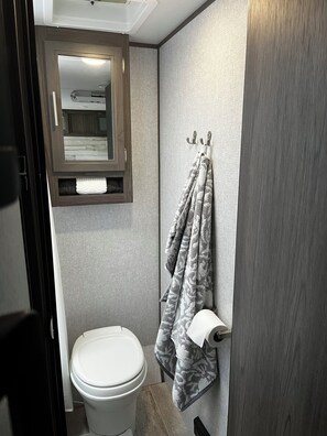 Shower, towels, soap, toilet paper - Cozy ‘Cub House’ at the Lake  (Mount Vernon)