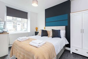 3 bedrooms, iron/ironing board, WiFi, bed sheets - Stylish & Affordable home in Burnley with Parking (Lancashire)