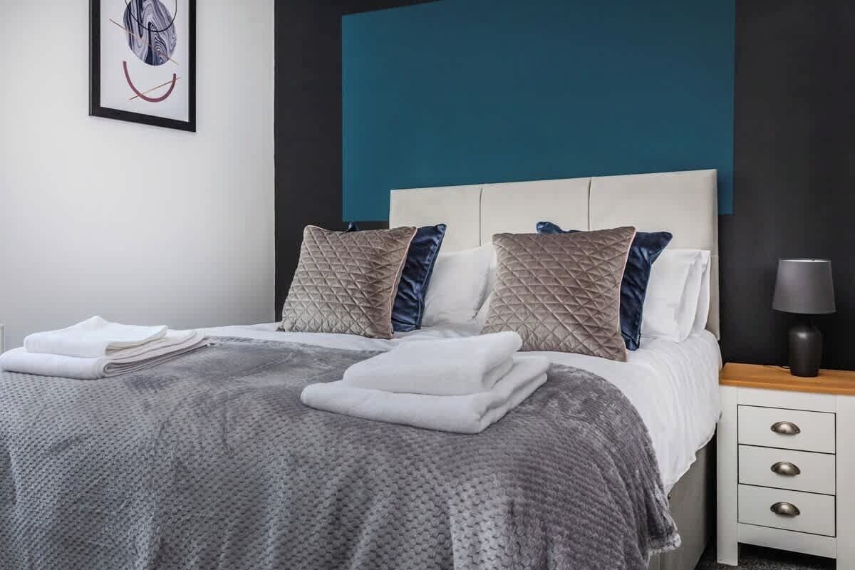 3 bedrooms, iron/ironing board, WiFi, bed sheets