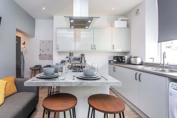 Fridge, microwave, oven, stovetop