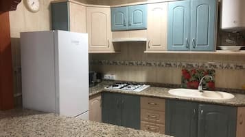 Apartamento Confort, balcón, vistas a la ciudad | Cocina privada | Hervidor eléctrico y tostadora