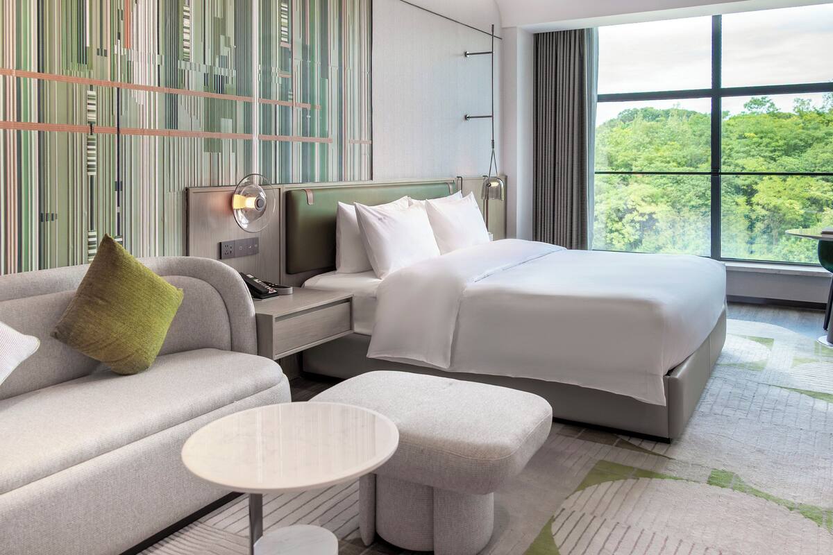 Premium Room, 1 King Bed (Living Area) | Premium bedding, minibar, in-room safe, blackout drapes