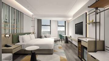 Ylelliset vuodevaatteet, minibaari, tallelokero huoneessa