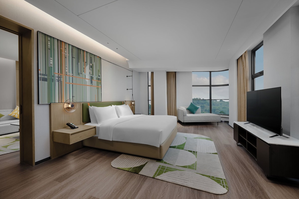 Suite, 1 Bedroom | Premium bedding, minibar, in-room safe, laptop workspace