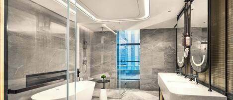套房, 1 間臥室 (Kitchen Study Area) | 浴室 | 淋浴設備、名牌梳洗用品、風筒、浴袍