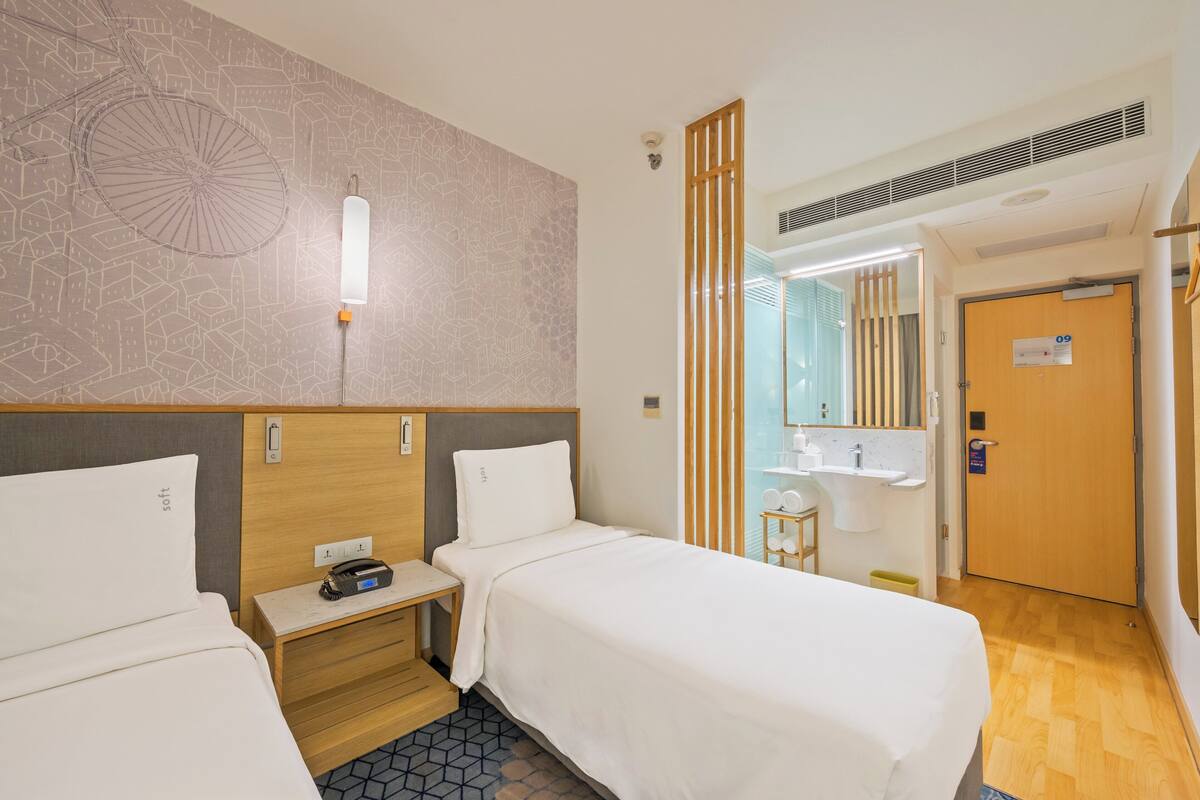 低刺激性寝具、ノートパソコン用作業スペース、防音設備、WiFi (無料)