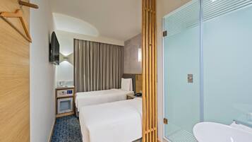 Hypo-allergenic bedding, laptop workspace, soundproofing, free WiFi