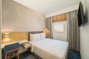 Hypo-allergenic bedding, laptop workspace, soundproofing, free WiFi