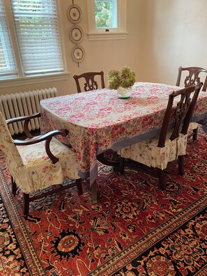 Dining - Craftsman Cottage - Charming 3-bedroom house with WiFi and AC in lovely Orange (Orange)