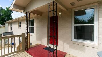 Vista frontal de la propiedad