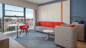 Edredons de pluma, cofres nos quartos, escrivaninha, cortinas blackout