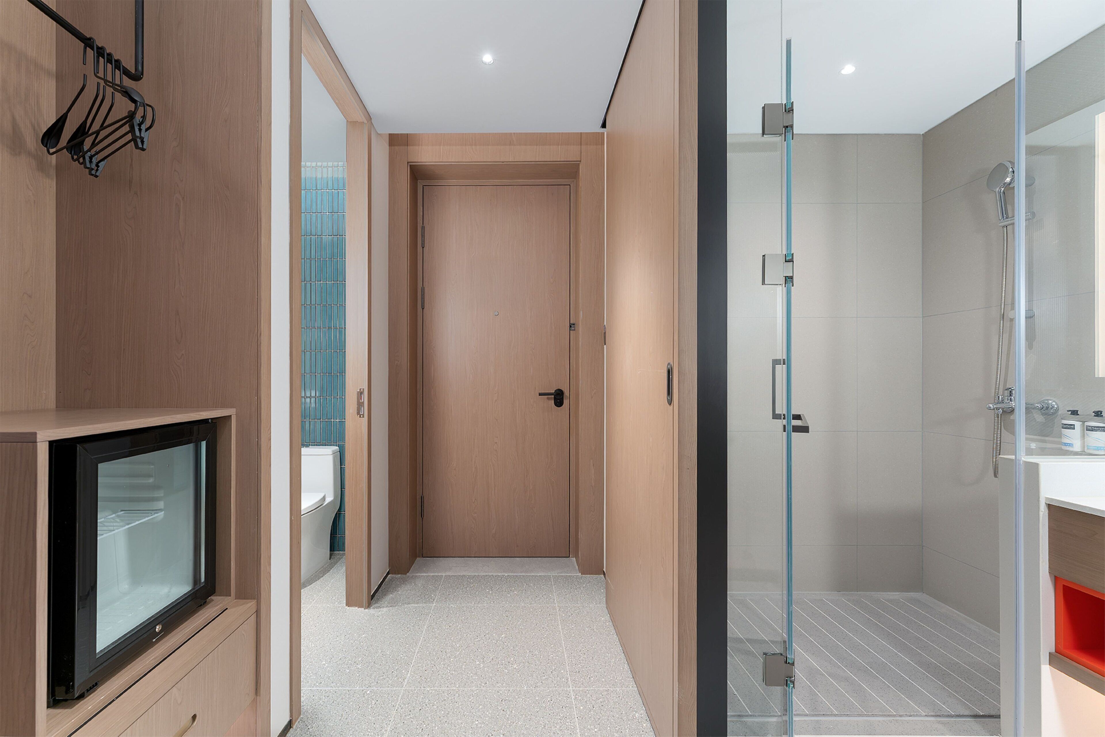 1 Bedroom Suite | Bathroom | Shower, hydromassage showerhead, free toiletries, hair dryer