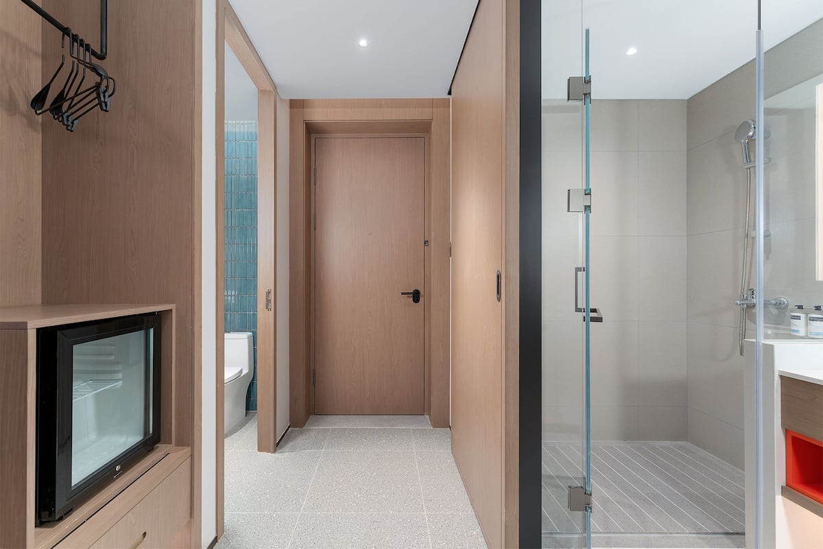 1 Bedroom Suite | Bathroom | Shower, hydromassage showerhead, free toiletries, hair dryer