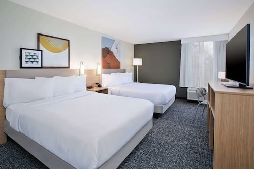Chambre, 2 grands lits | Coffre-fort, fer et planche à repasser, accès au Wi-Fi (inclus)