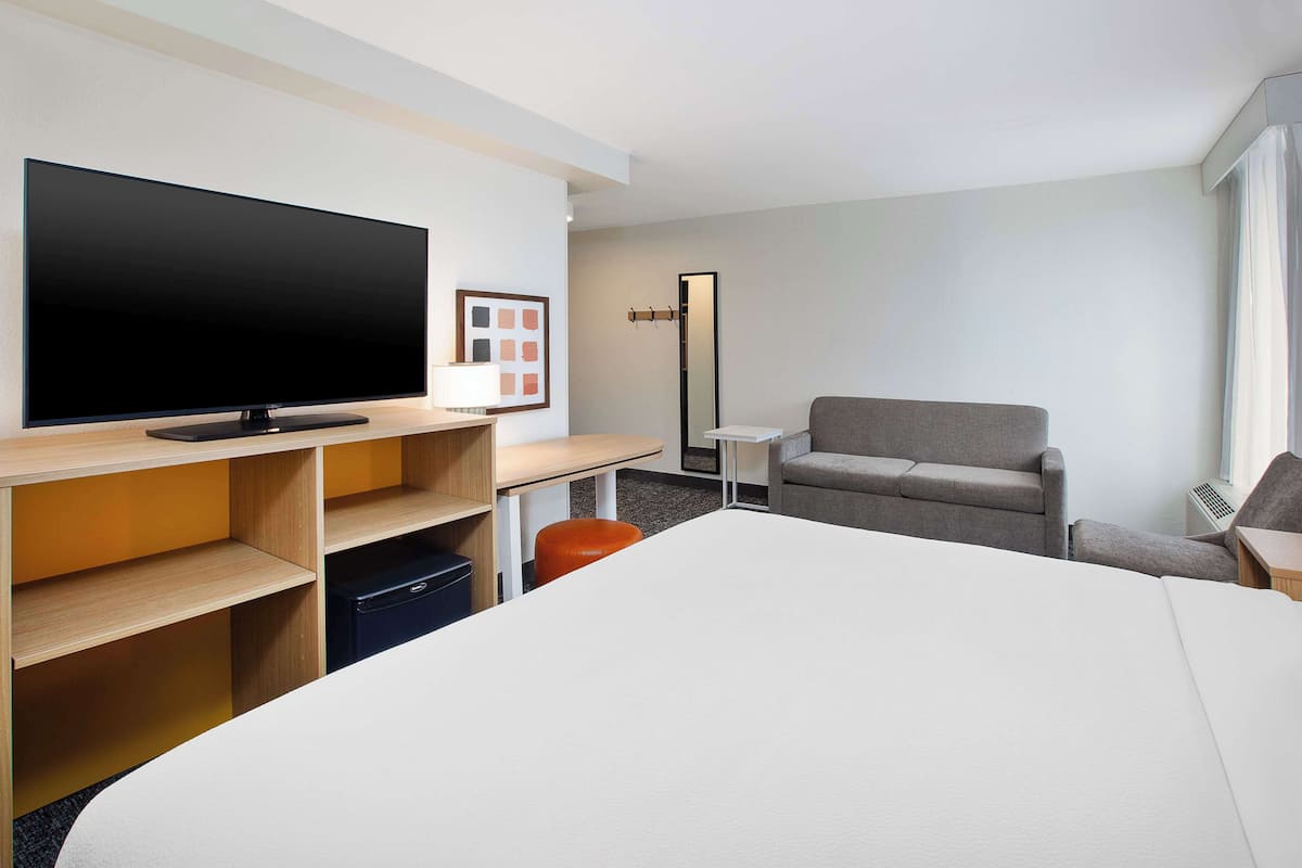 Studio, 1 King Bed | In-room safe, iron/ironing board, free WiFi, bed sheets
