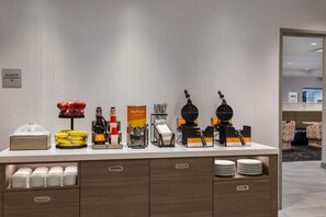 Breakfast area - Home2 Suites By Hilton Altoona Des Moines (Altoona)