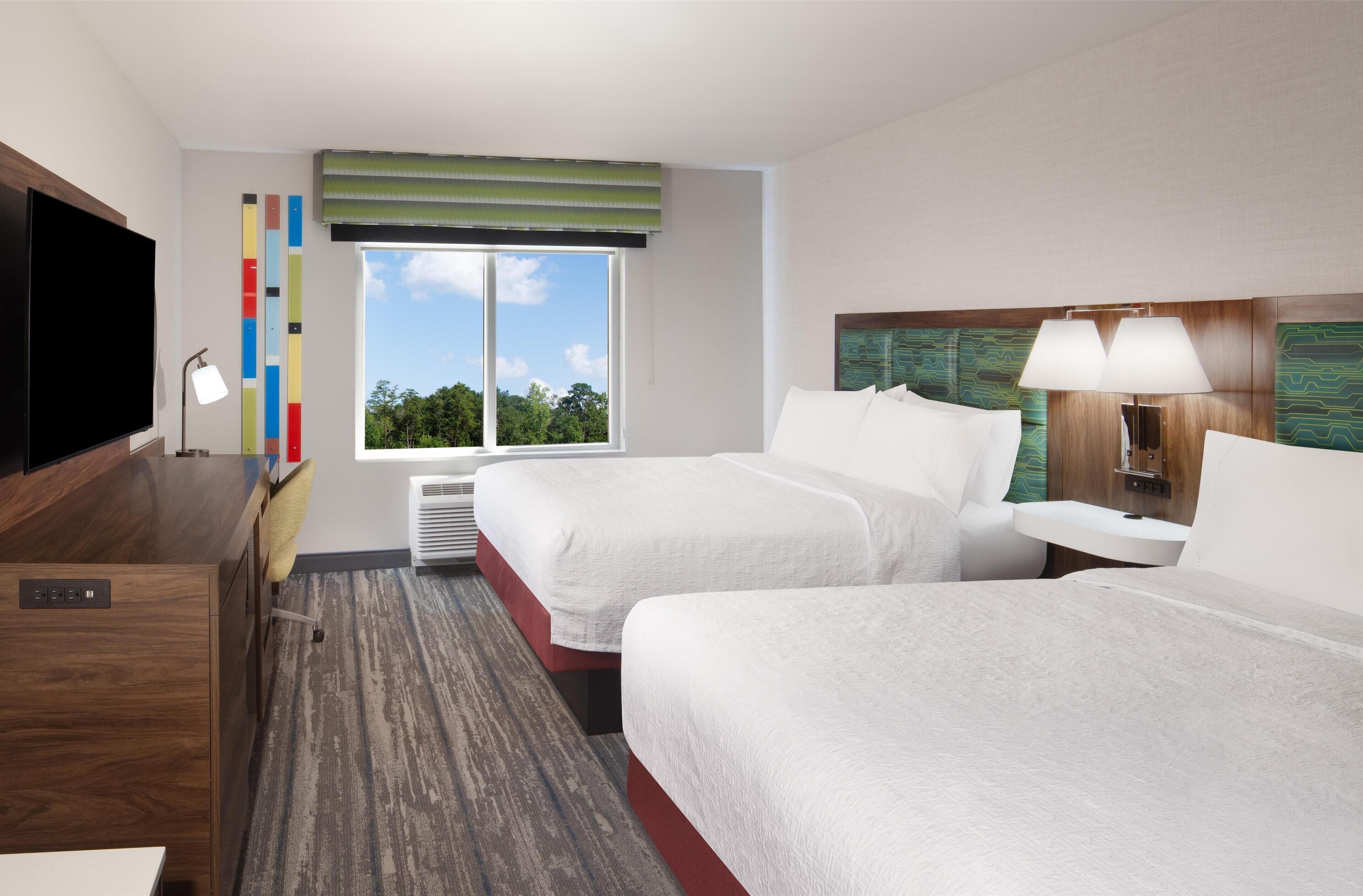 Escritorio, cortinas blackout y tabla de planchar con plancha 