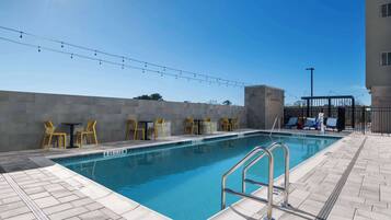 Kolam renang indoor dan kolam renang outdoor musiman