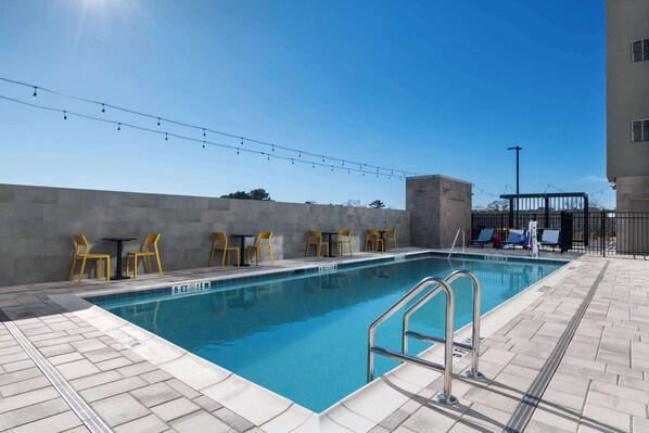 Alberca techada, alberca al aire libre por temporada y camastros