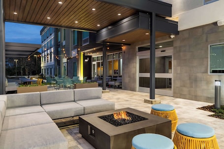 Terraza o patio. Home2 Suites By Hilton Troy, Al