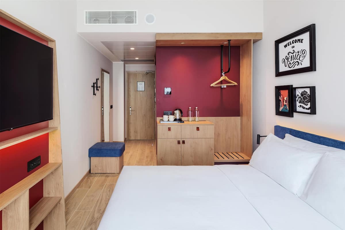 Habitación, 1 cama King size | Artículos del minibar gratis y caja de seguridad en la habitación