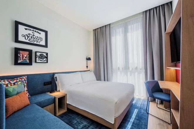 Artículos del minibar gratis y caja de seguridad en la habitación 