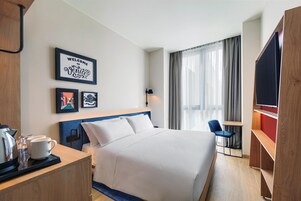 Camera, 1 letto king | Minibar (con alcuni snack e alcune bevande gratis), cassaforte in camera