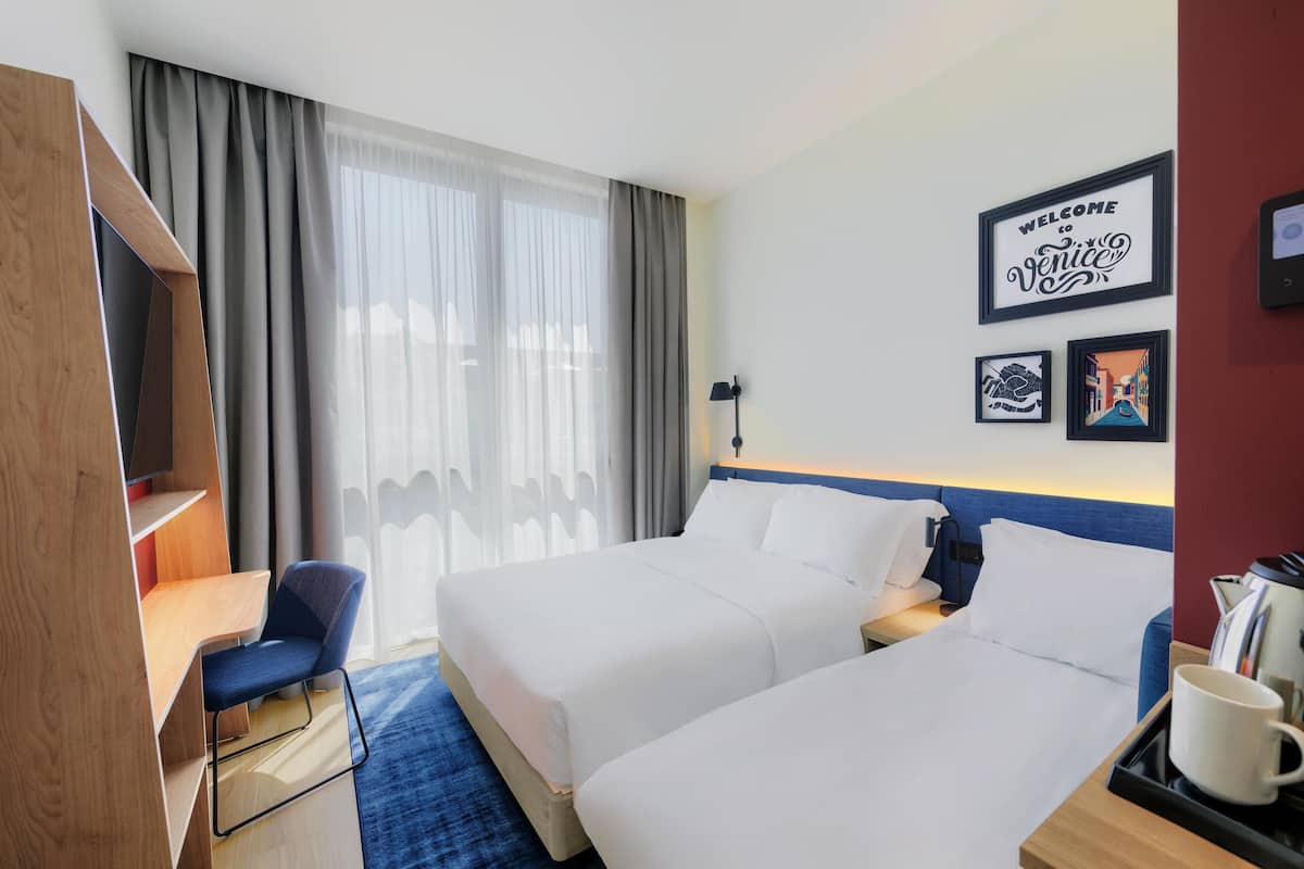 Habitación, 1 cama Queen size y sofá cama | Artículos del minibar gratis y caja de seguridad en la habitación