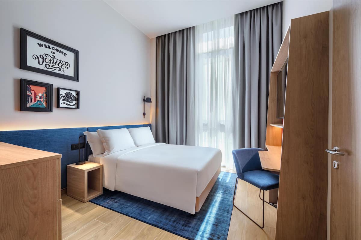 Artículos del minibar gratis y caja de seguridad en la habitación