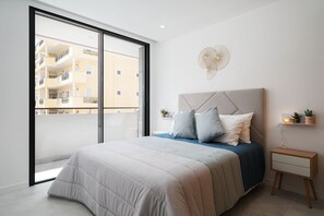 3 bedrooms, iron/ironing board, free WiFi, bed sheets - LAGOS DELUXE 1 WITH POOL by HOMING (Lagos)