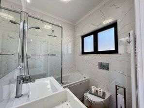 Dusche, Haartrockner, Handtücher