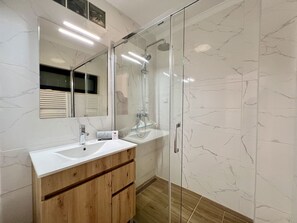 Shower, hair dryer, towels - ALGARVE PREMIUM VILLA WITH POOL by HOMING (São Brás de Alportel)