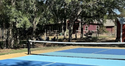 Pickleball! Western Cabin Pet Friendly Sleeps 4