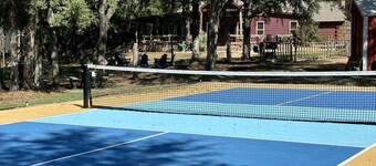 Pickleball! Western Cabin Pet Friendly Sleeps 4