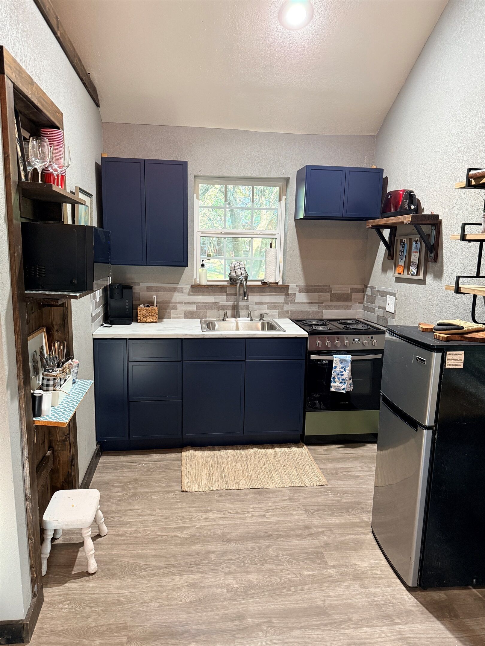 Een koelkast, een microgolfoven, een koffiezetapparaat/waterkoker