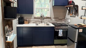 Een koelkast, een microgolfoven, een koffiezetapparaat/waterkoker