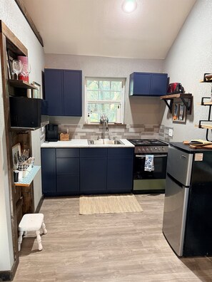 Jääkaappi, mikroaaltouuni, kahvin-/teenkeitin