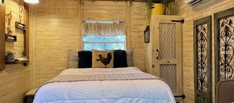 Tiny Farmhouse Pickleball Court and Pet Friendly!